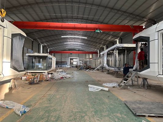 Modular Luxury Prefab Steel Smart Space Capsule Home 30-40 anni durata di vita Decorazione interna personalizzata per hotel all'aperto