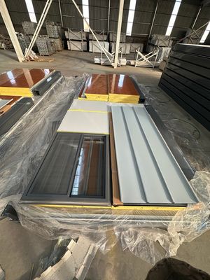 20 40 ft Customized Light Steel Frame Fiber Glass Roof Flat Pack Container House con design moderno e finestra in alluminio