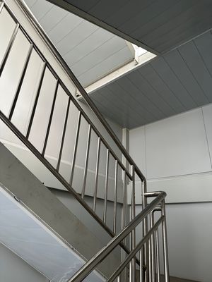 Installazione veloce su misura Alta resistenza al vento Casa piatta con stile di design moderno 600X600X300 cm Dimensione singola pacchetto