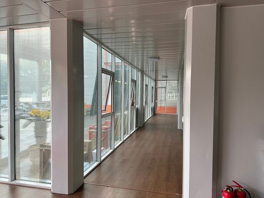 Installazione veloce su misura Alta resistenza al vento Casa piatta con stile di design moderno 600X600X300 cm Dimensione singola pacchetto