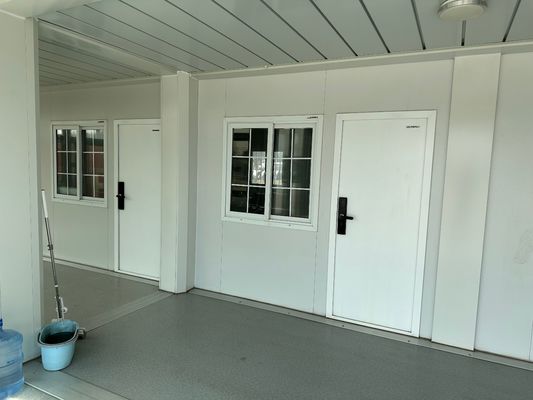 Porta di sicurezza Luxury Prefab Mobile Living Sandwich Panel Materiale Negozio Ufficio Camera da letto Esterno Casa piatta con contenitore