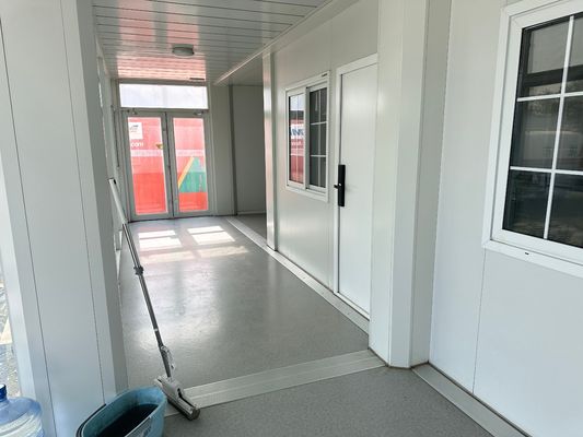 Casa prefabbricata in stile moderno con bagno