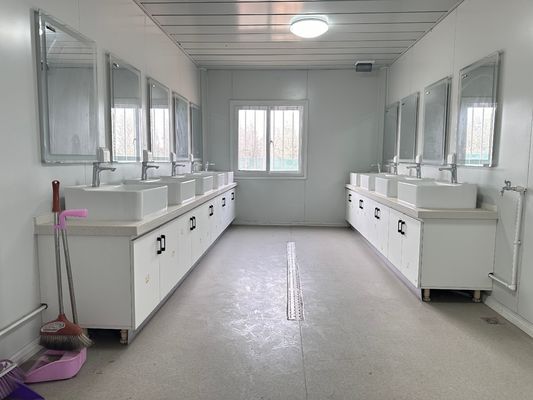 Casa prefabbricata in stile moderno con bagno