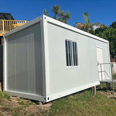 Casa con porta di sicurezza e elettricità standard locale