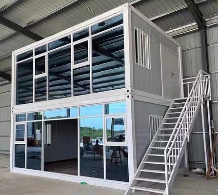 Casa in contenitore bianca in stile moderno con porta di sicurezza