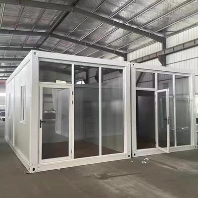 Casa in contenitore bianca in stile moderno con porta di sicurezza