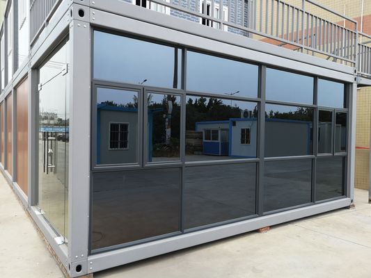 Casa in contenitore bianca in stile moderno con porta di sicurezza
