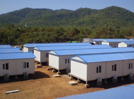 Casa degli ospiti rettangolare con pavimento in legno