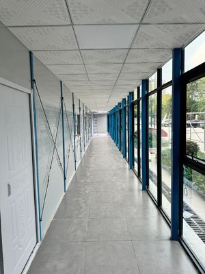 Moderna casa prefabbricata con vetrina in alluminio e porta di sicurezza in acciaio