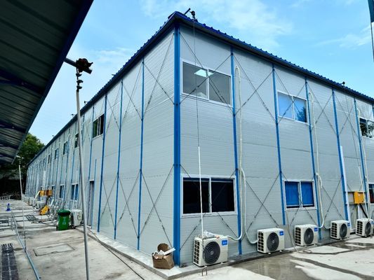 Case prefabbricate con pavimento in legno in stile design costiero