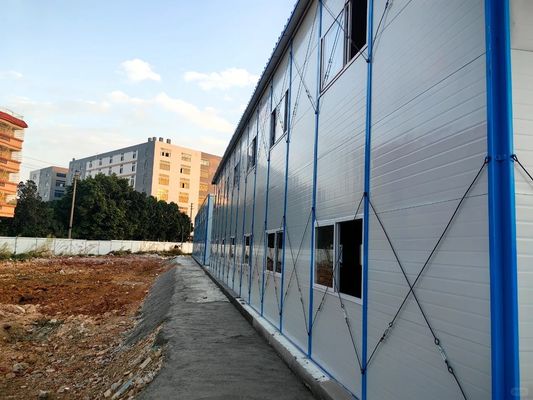 Case prefabbricate con pavimento in legno in stile design costiero